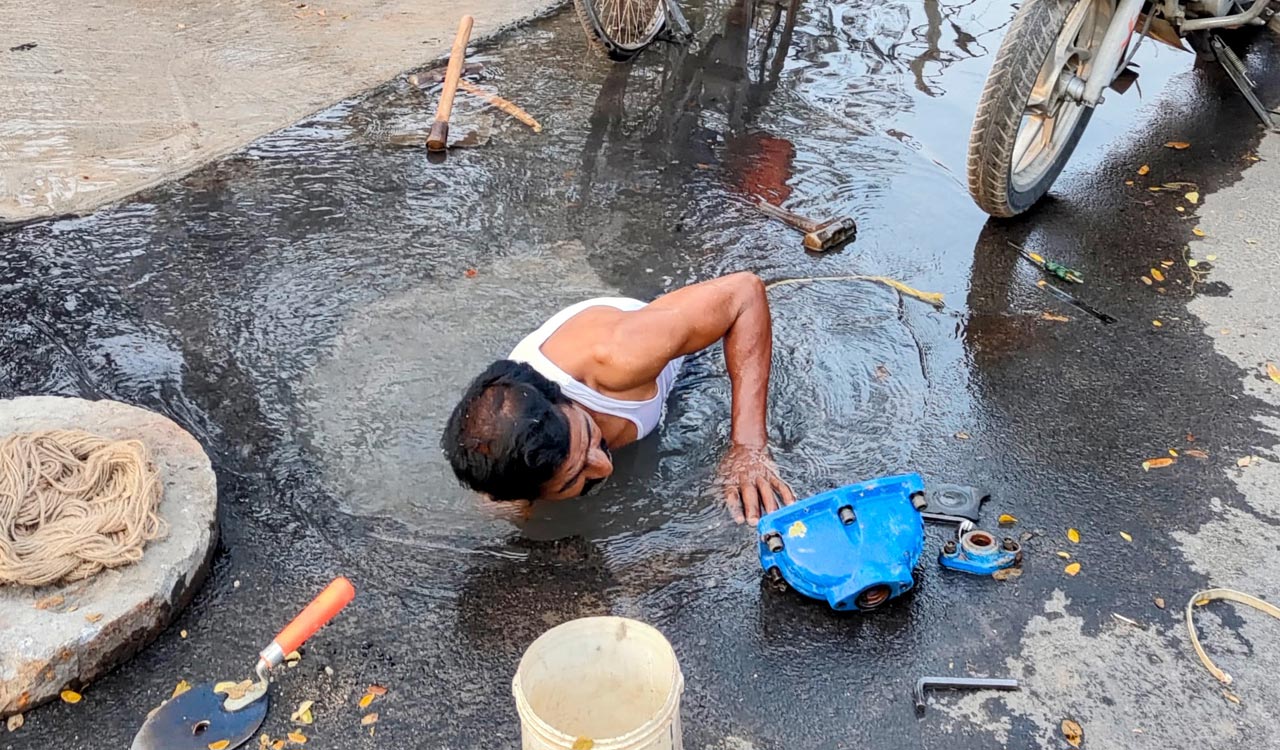 Hyderabad: Major water leakage near KBR Junction disrupts traffic