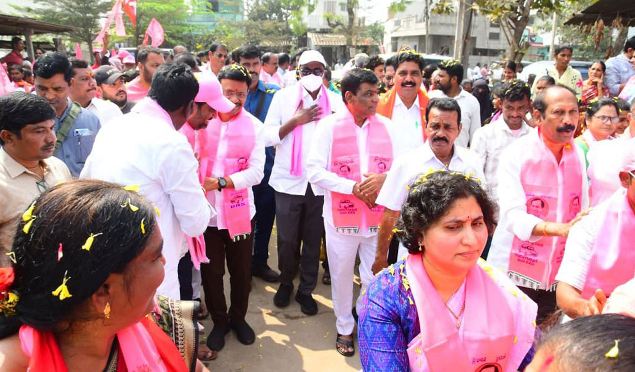 BRS poll campaign gains momentum in Khammam, Kothagudem