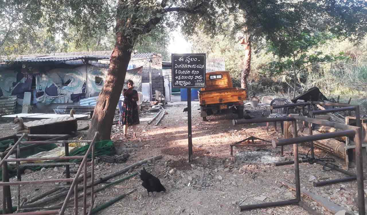 Kyathanpalli stalemate: BRS councillor’s wife alleges threats by Minister Vivek using Singareni officials