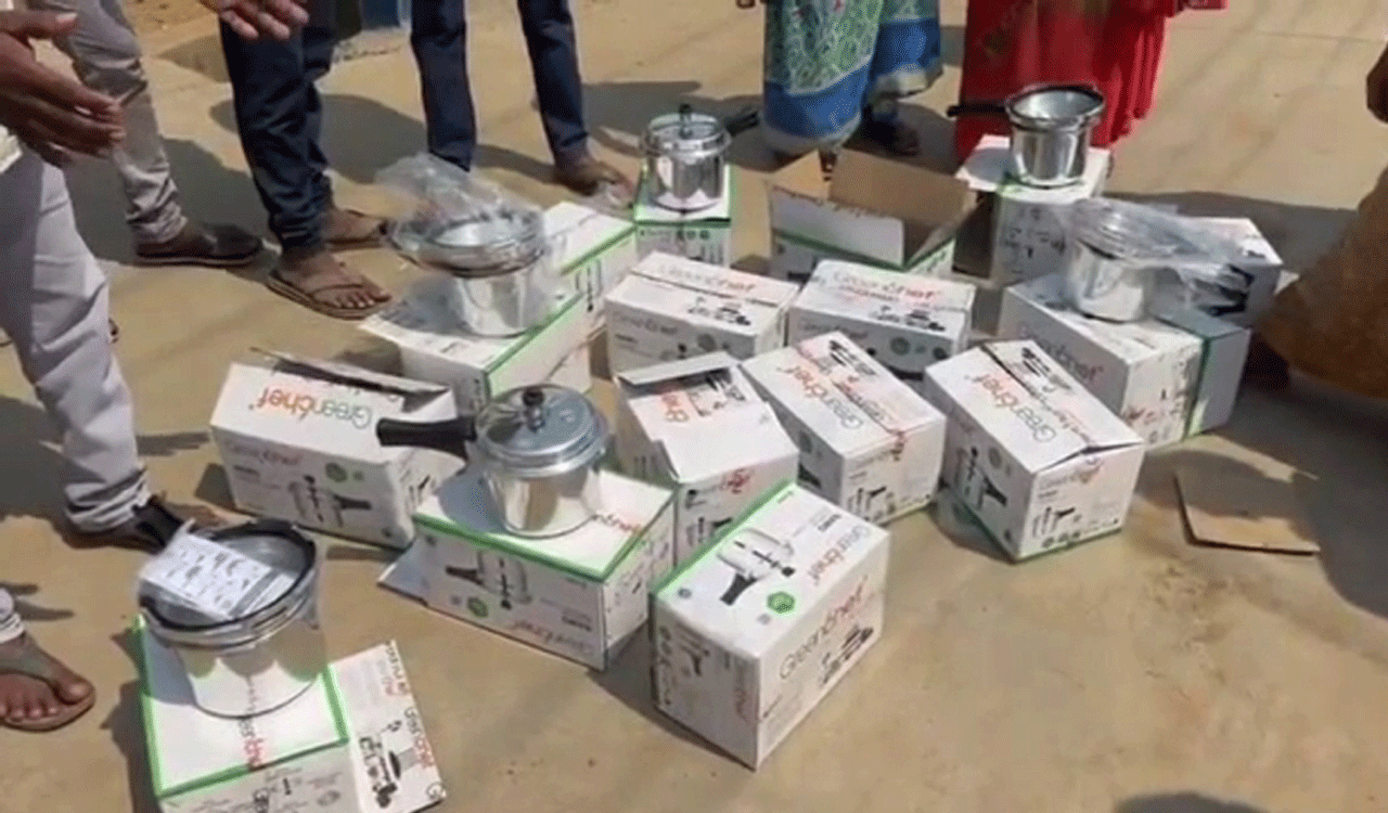 Congress candidate in Aswaraopet demands voters to return gifts he gave