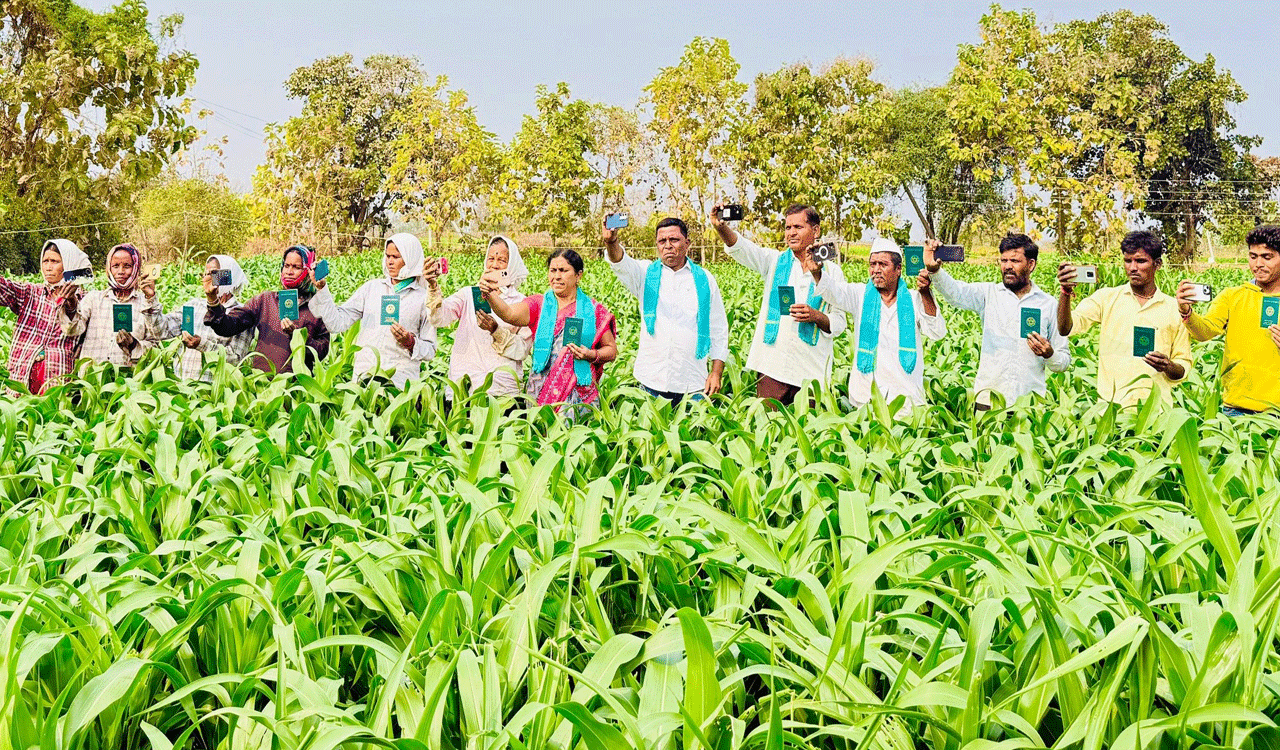 Adilabad farmers shoot selfie-videos to Rahul Gandhi, Governor seeking Rythu Bharosa benefit