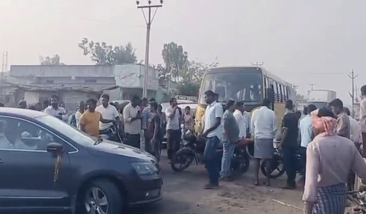 Farmers in Khammam stage rasta-roko for irrigation water