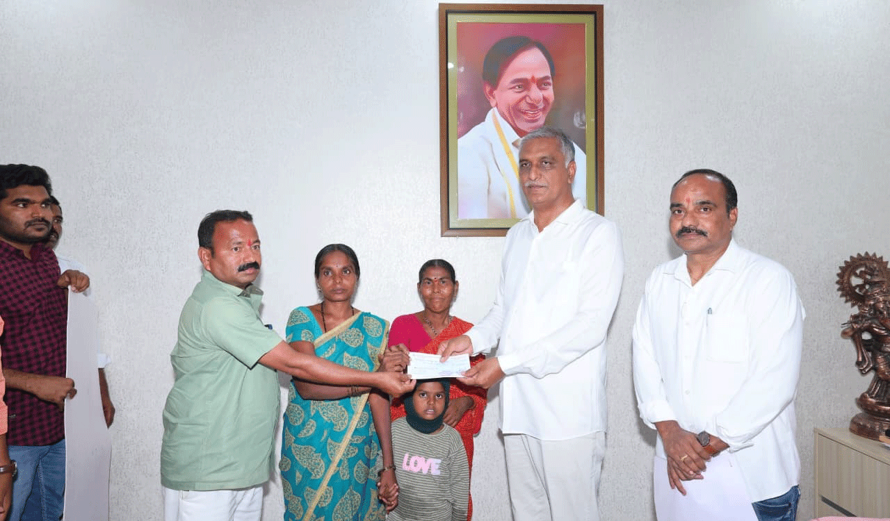 Families of two auto drivers get Rs.2 lakh insurance claim