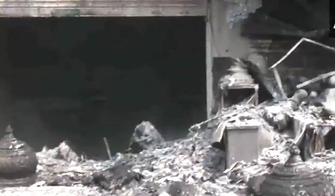 Major fire breaks out at saree showroom in Jubilee Hills; No casualties