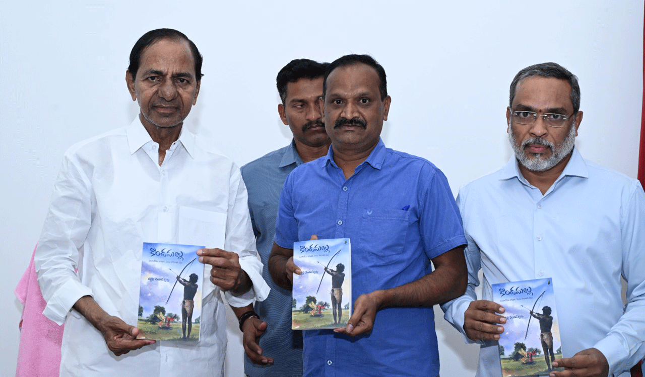 KCR calls for more research oriented novels on Telangana history