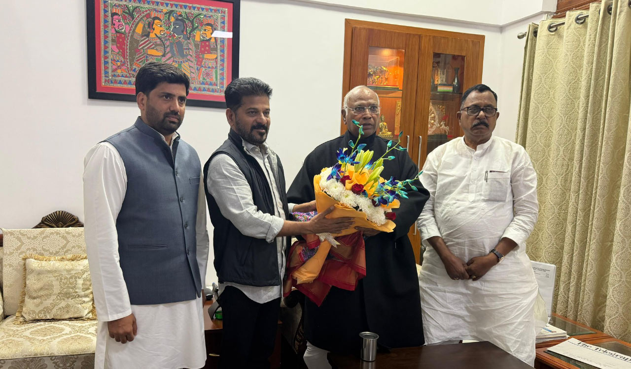 Revanth Reddy’s meeting with Kharge triggers buzz among Ministers