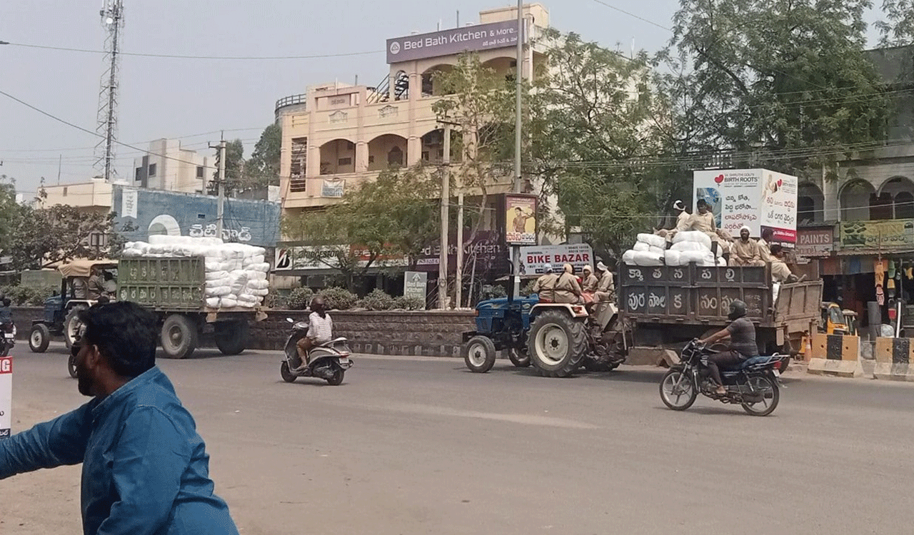 Kyathanpalli civic officials draw criticism for transporting saris in tractor