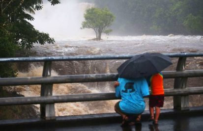 Hawaii floods: Dam failure fears trigger mass evacuations