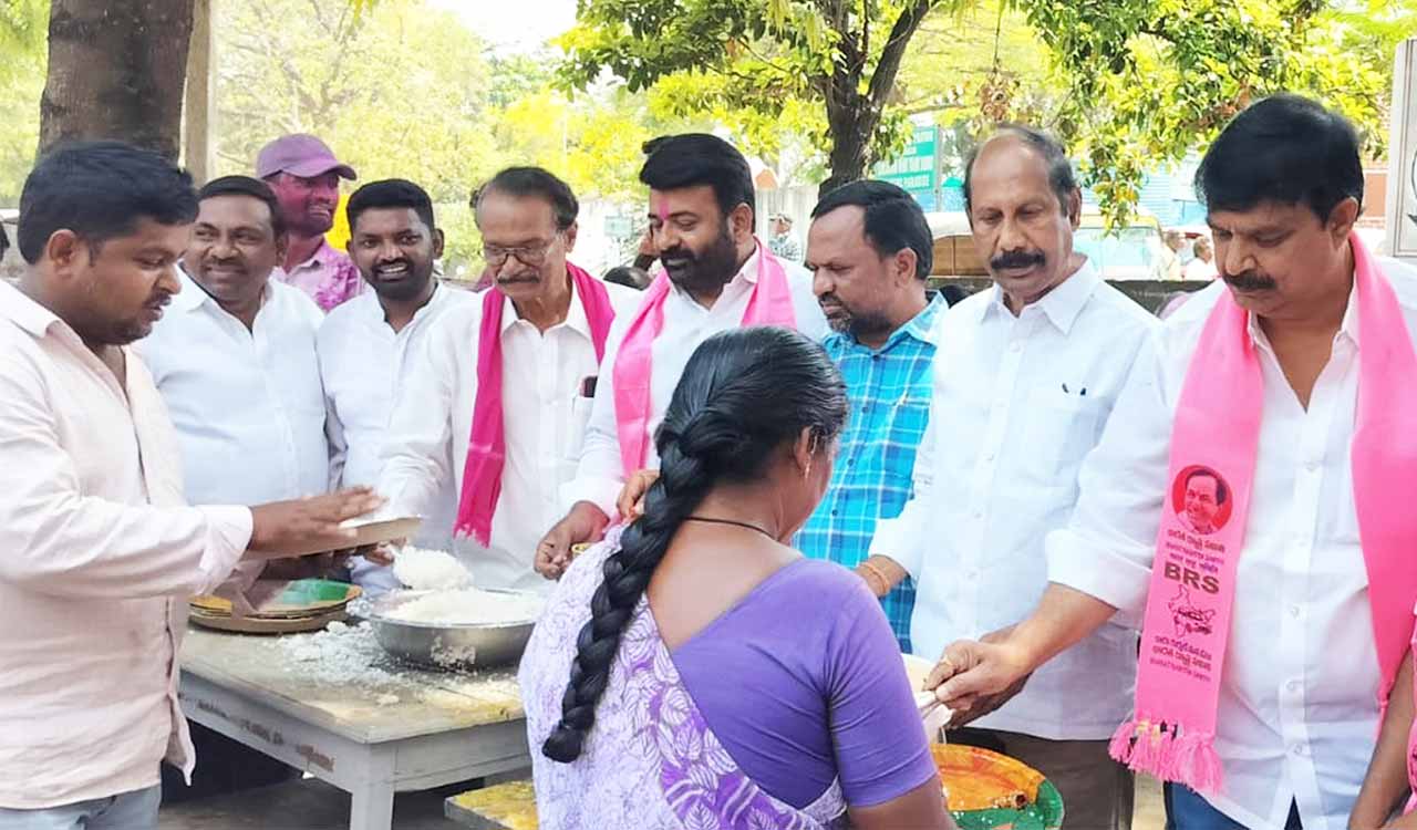 BRS leaders come to the rescue of Velugumatla displaced families