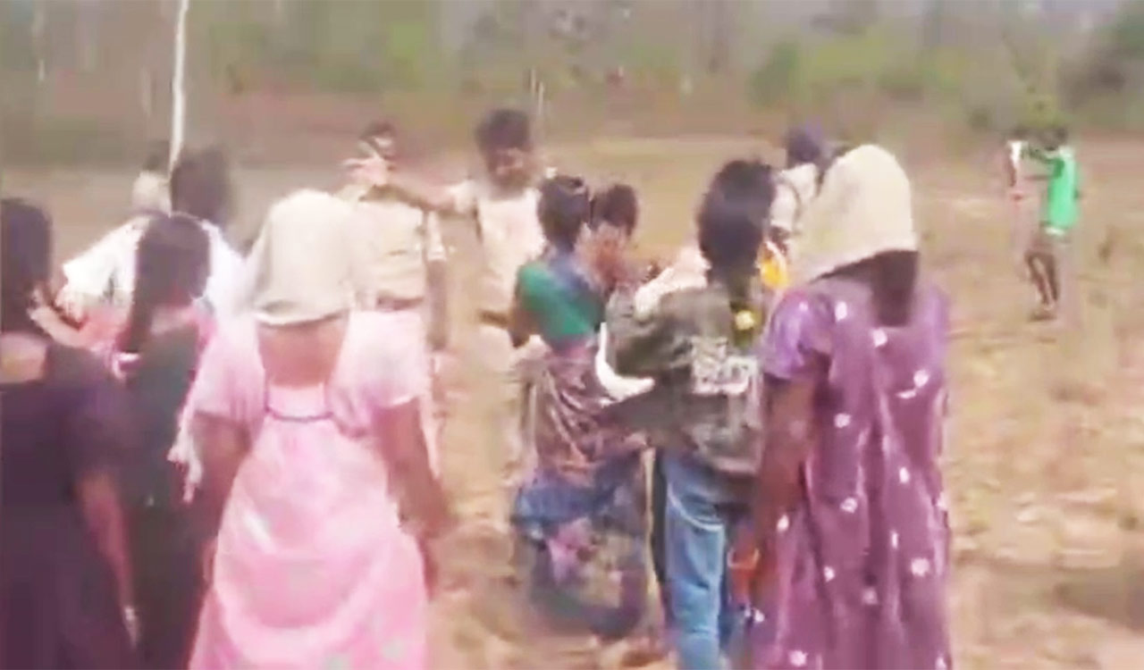 Podu farmers clash with forest staff in Telangana’s Aswaraopet