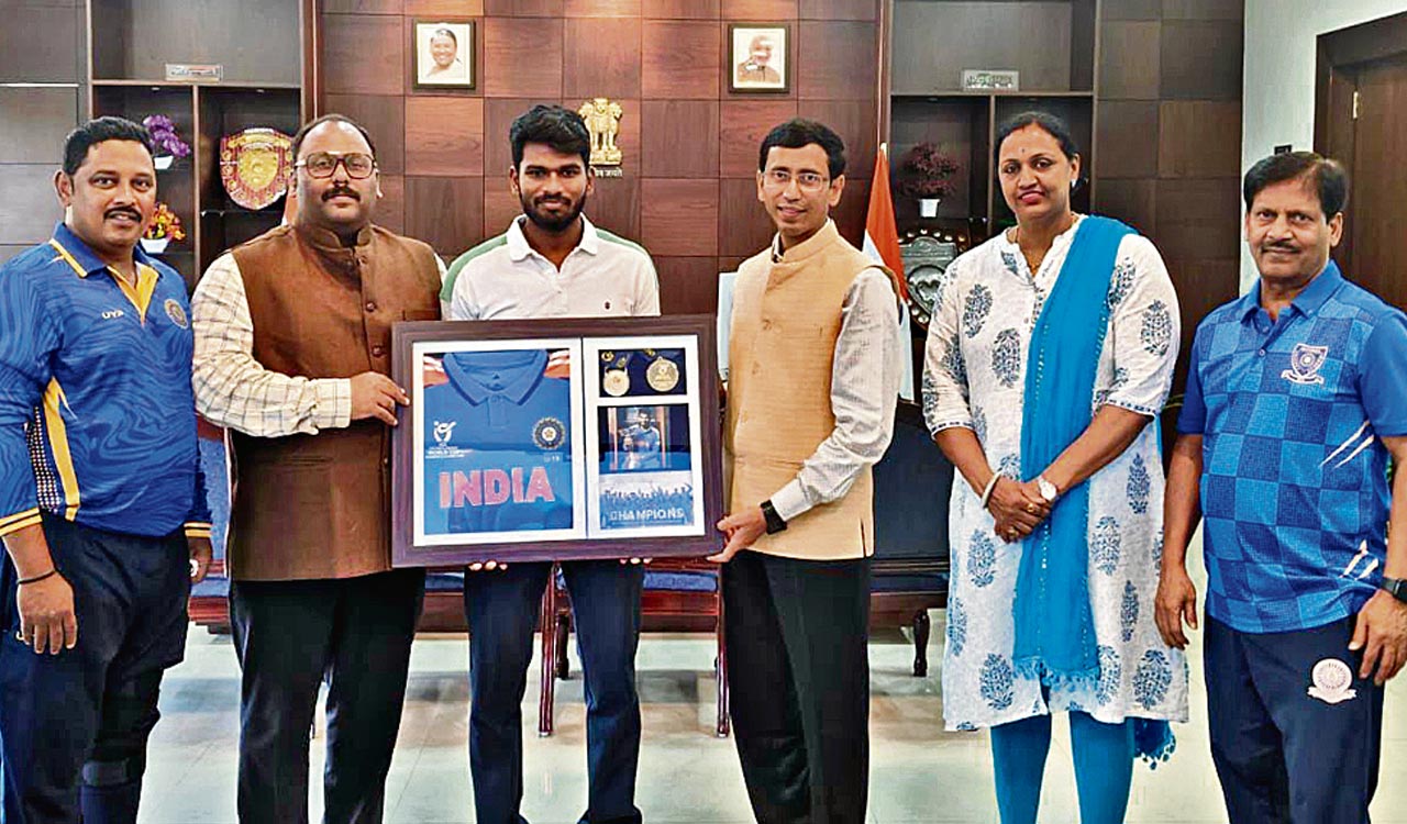 Aaron George felicitated by South Central Railway officials