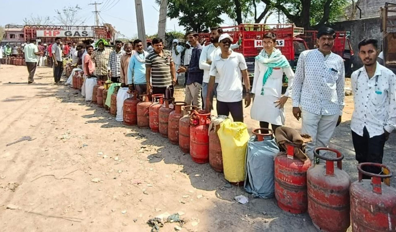Long queues for LPG cylinders in Adilabad amid supply shortage