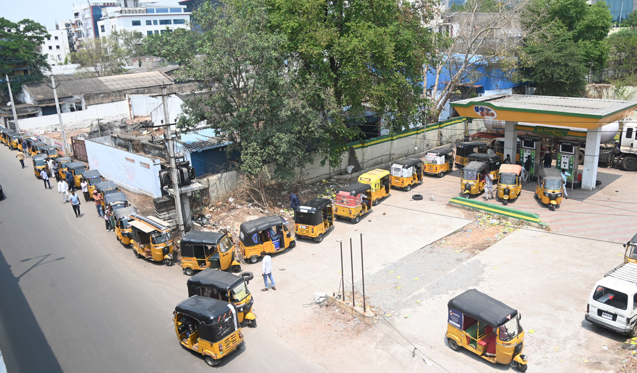Auto drivers struggle as LPG shortage hits Hyderabad