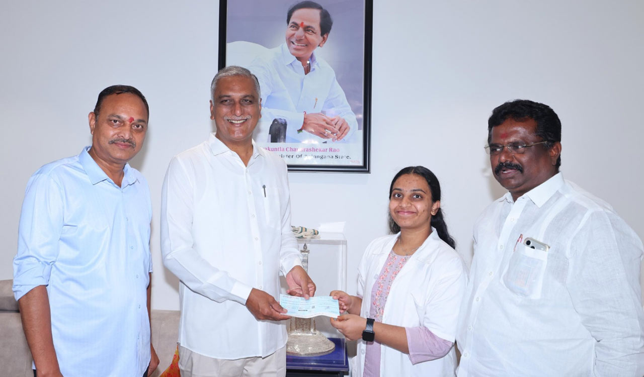 Harish Rao distributes cheques to aid MBBS students