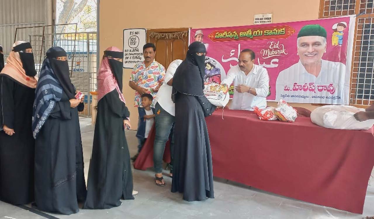 BRS distributes Ramzan kits to poor Muslims in Siddipet