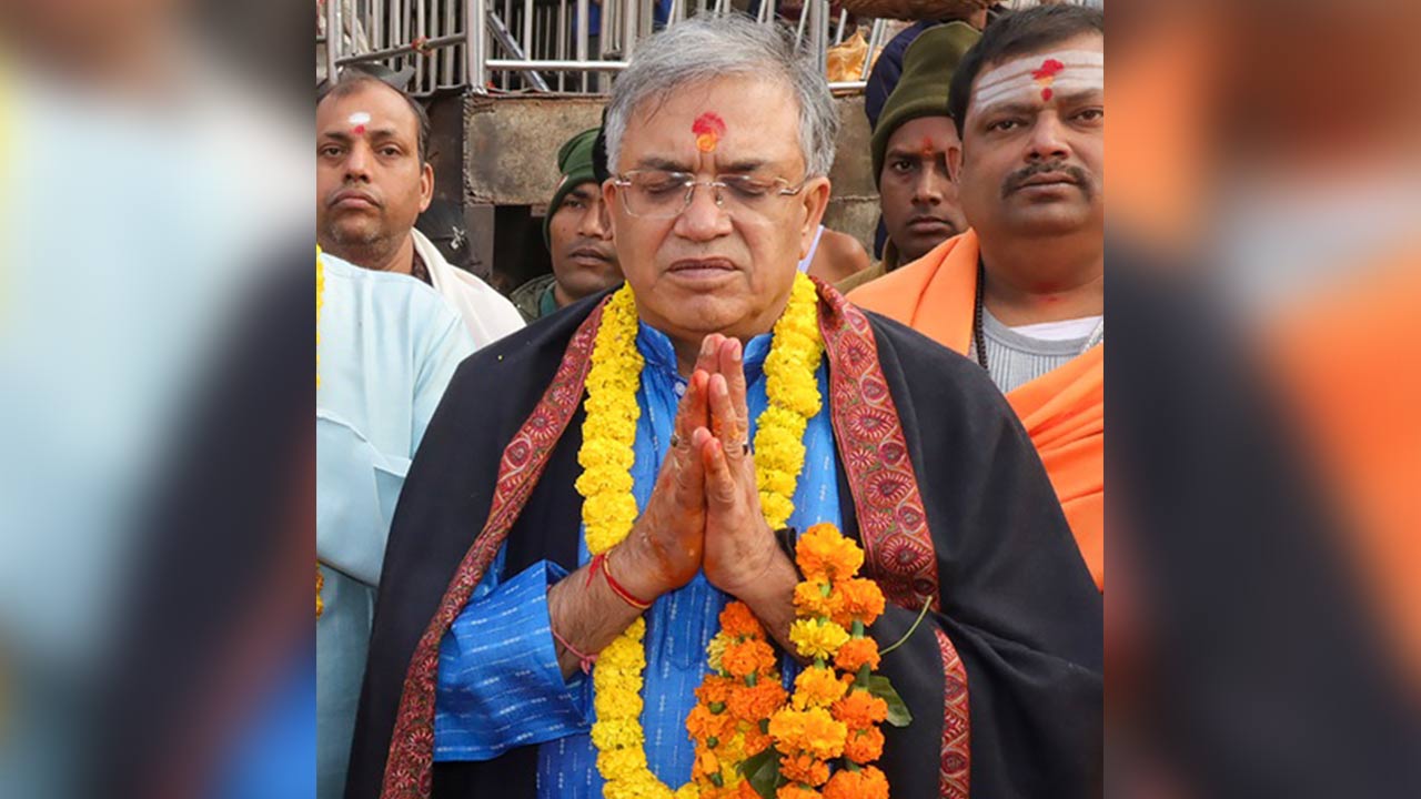 CEC faces protests while coming out after Puja at Kalighat temple in South Kolkata