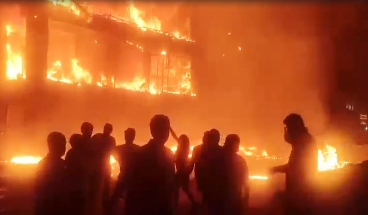 Major fire at Chandranagar, flames engulf five-storey building housing furniture and electronics showroom