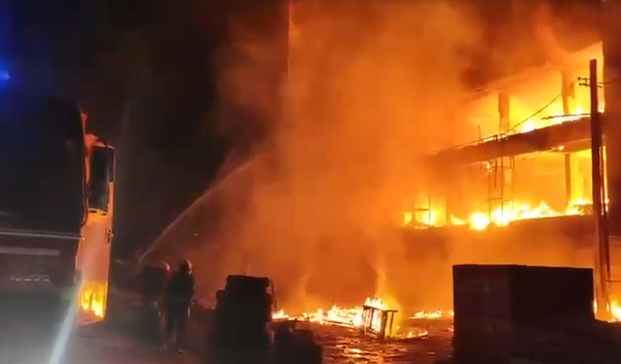 Major fire at Chandranagar, flames engulf five-storey building housing furniture and electronics showroom