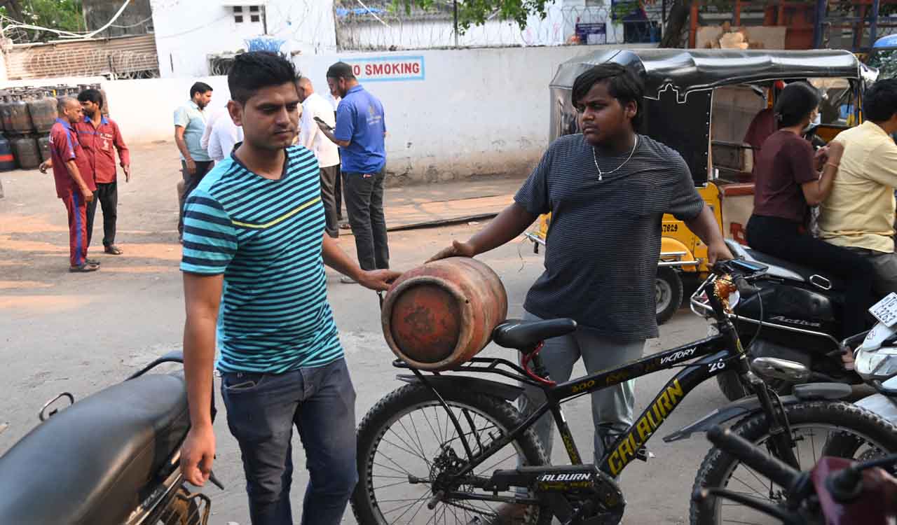 LPG shortage forces Hyderabad eateries, bandis to shut down