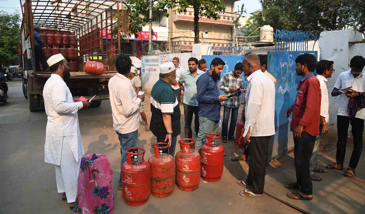 LPG shortage forces Hyderabad eateries, bandis to shut down