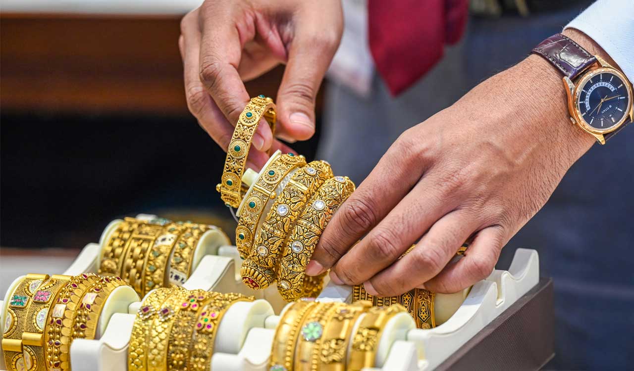 Gold dips nearly 6 pc during week amid profit booking, strong dollar
