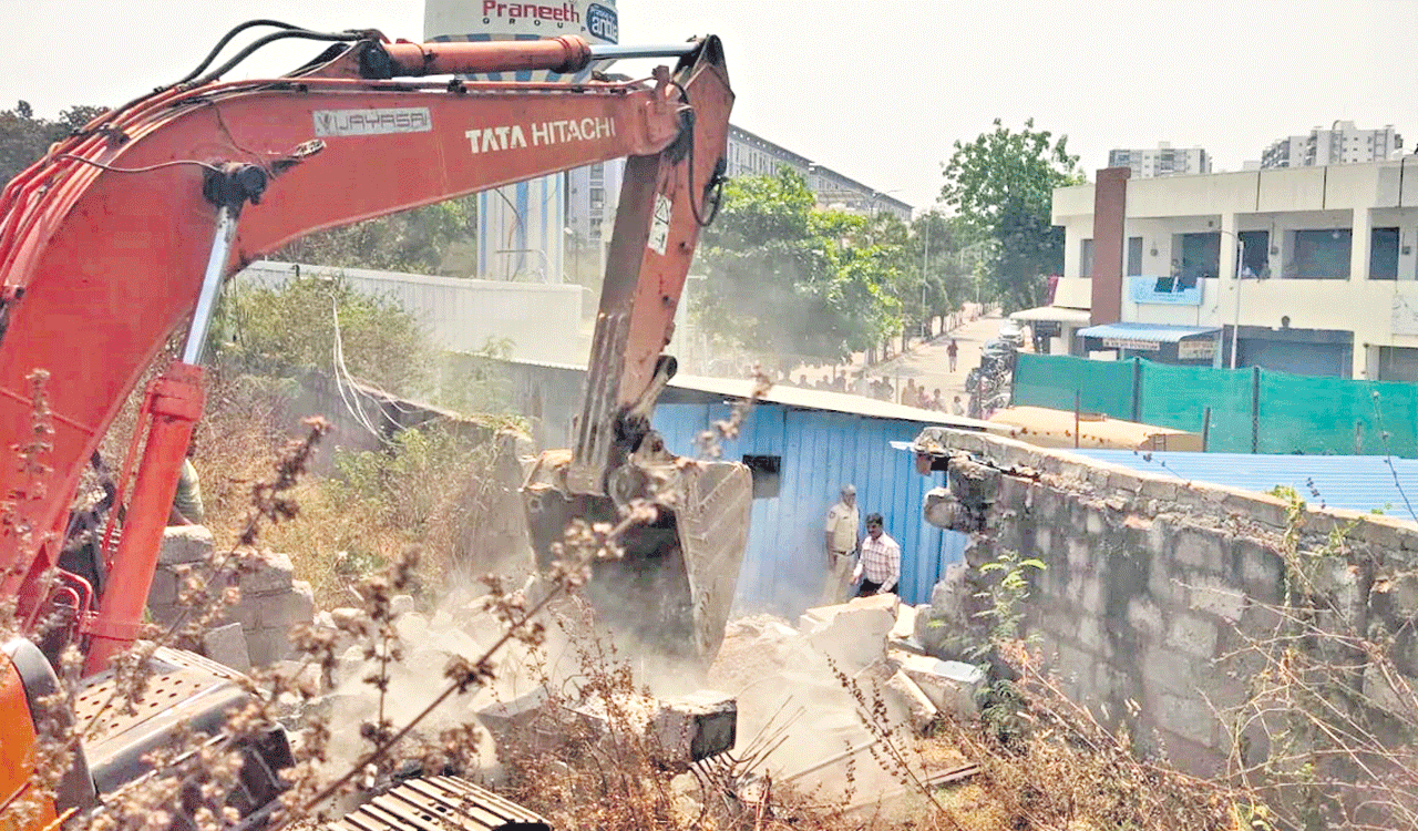 Bachupally residents clash with officials over Praneeth Antilia wall demolition