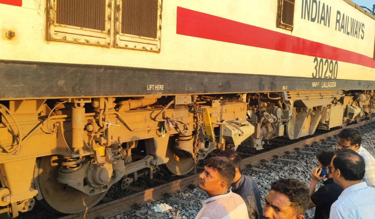 Telangana: Wheel failure on Hisar Express near Jammikunta; major railway accident averted