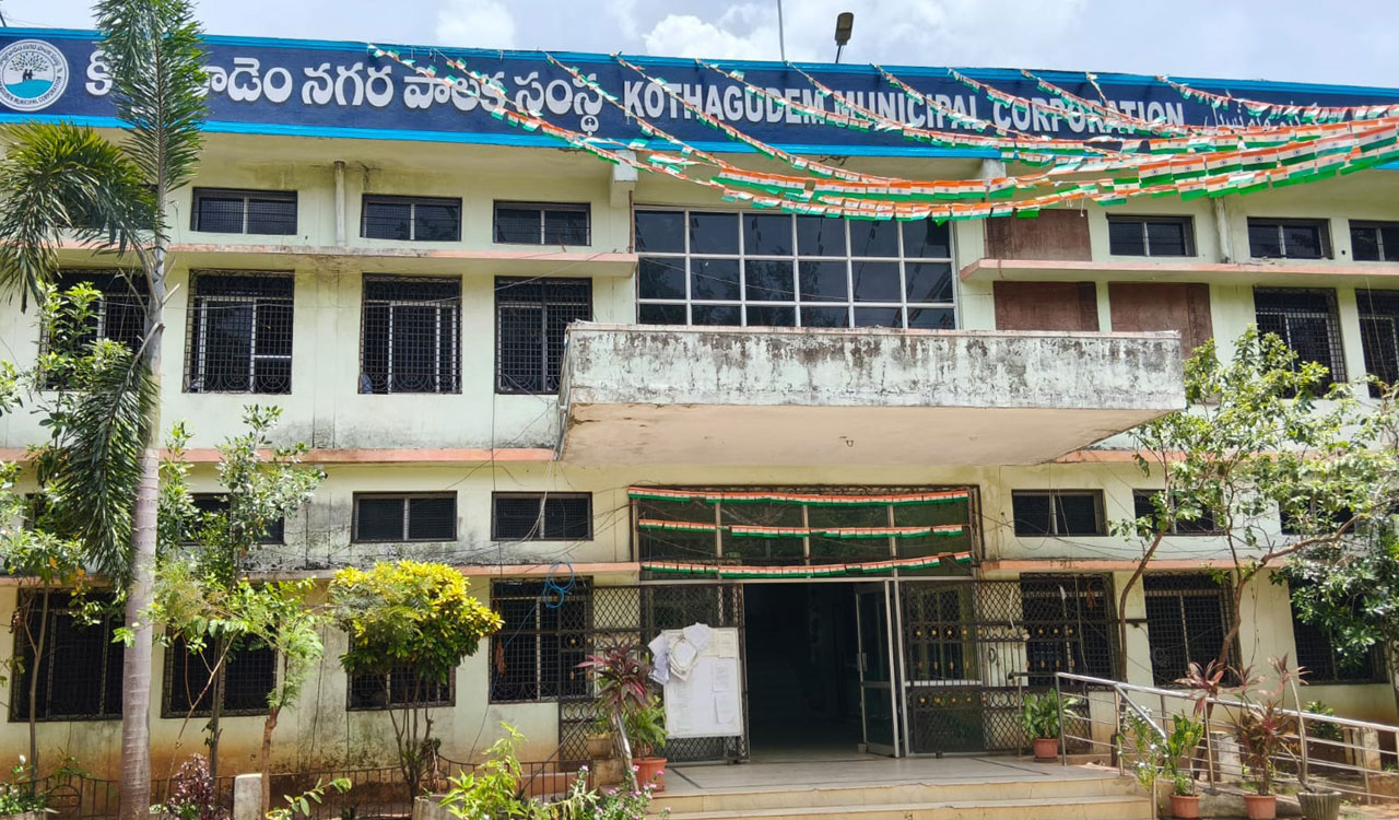 Vendors in Kothagudem allege disparities in daily market fee collection in KMC