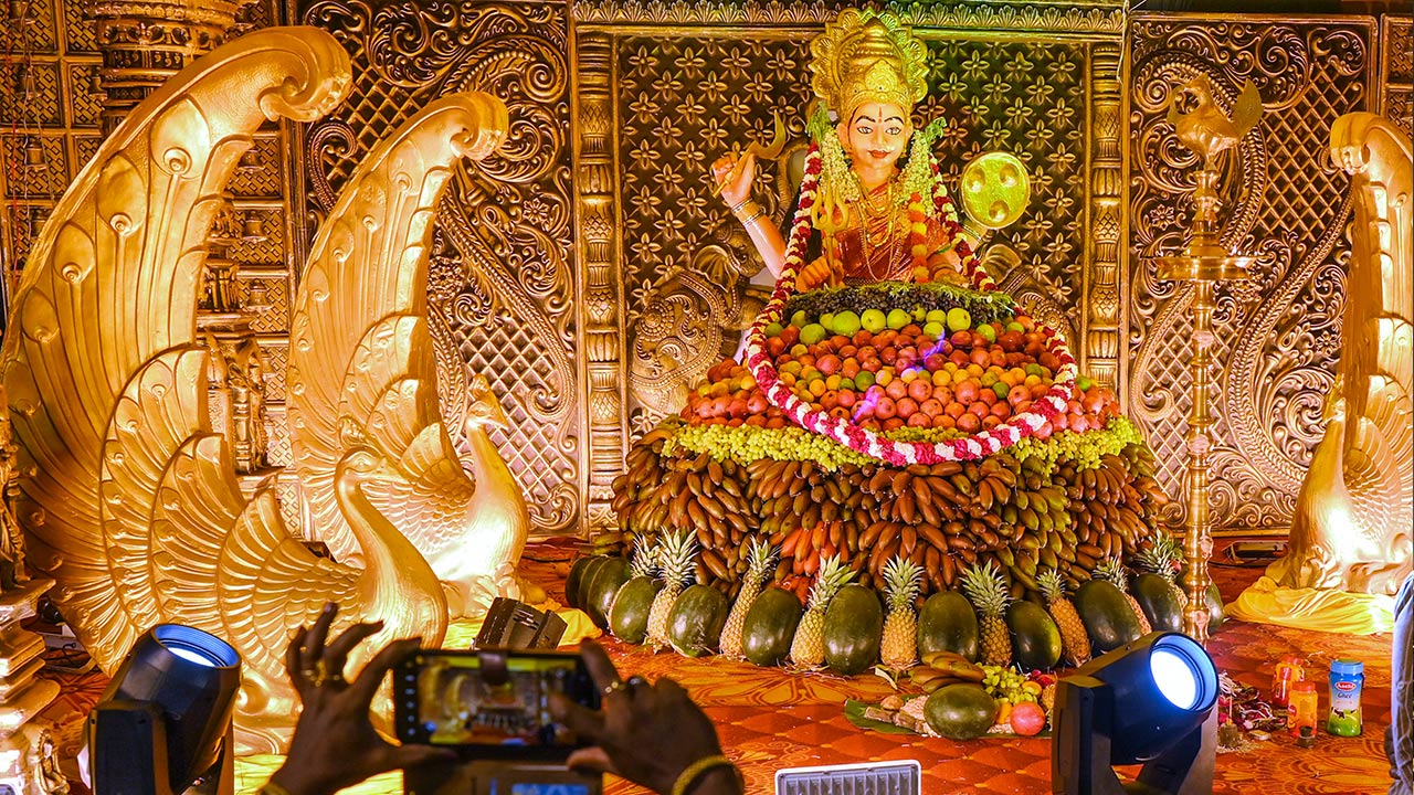 Thousands of women offer pongala at Attukal Bhagavathy temple