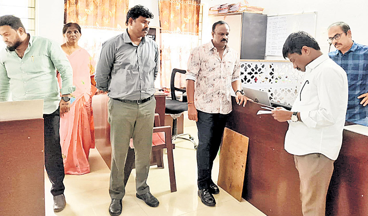 ACB conducts surprise inspections at Sathupalli municipal office