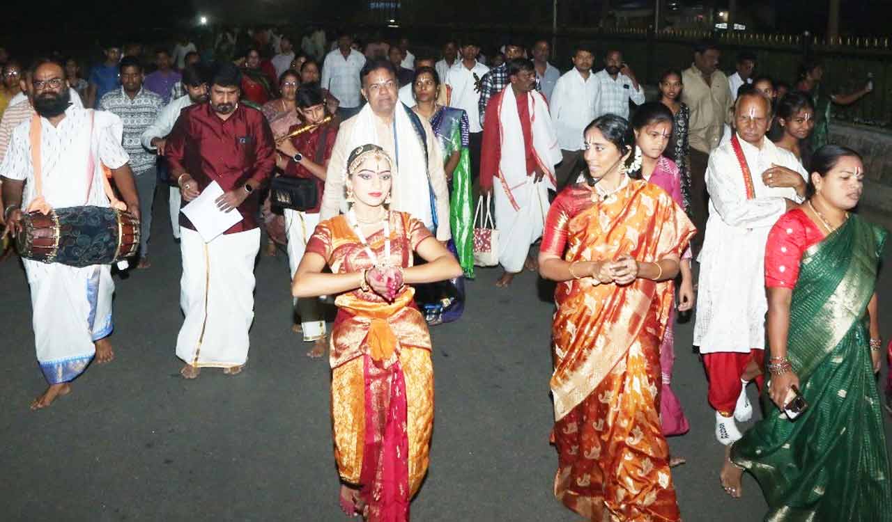 12-year-old Kuchipudi dancer performs along 3-km Giri Pradakshana at Yadadri Temple