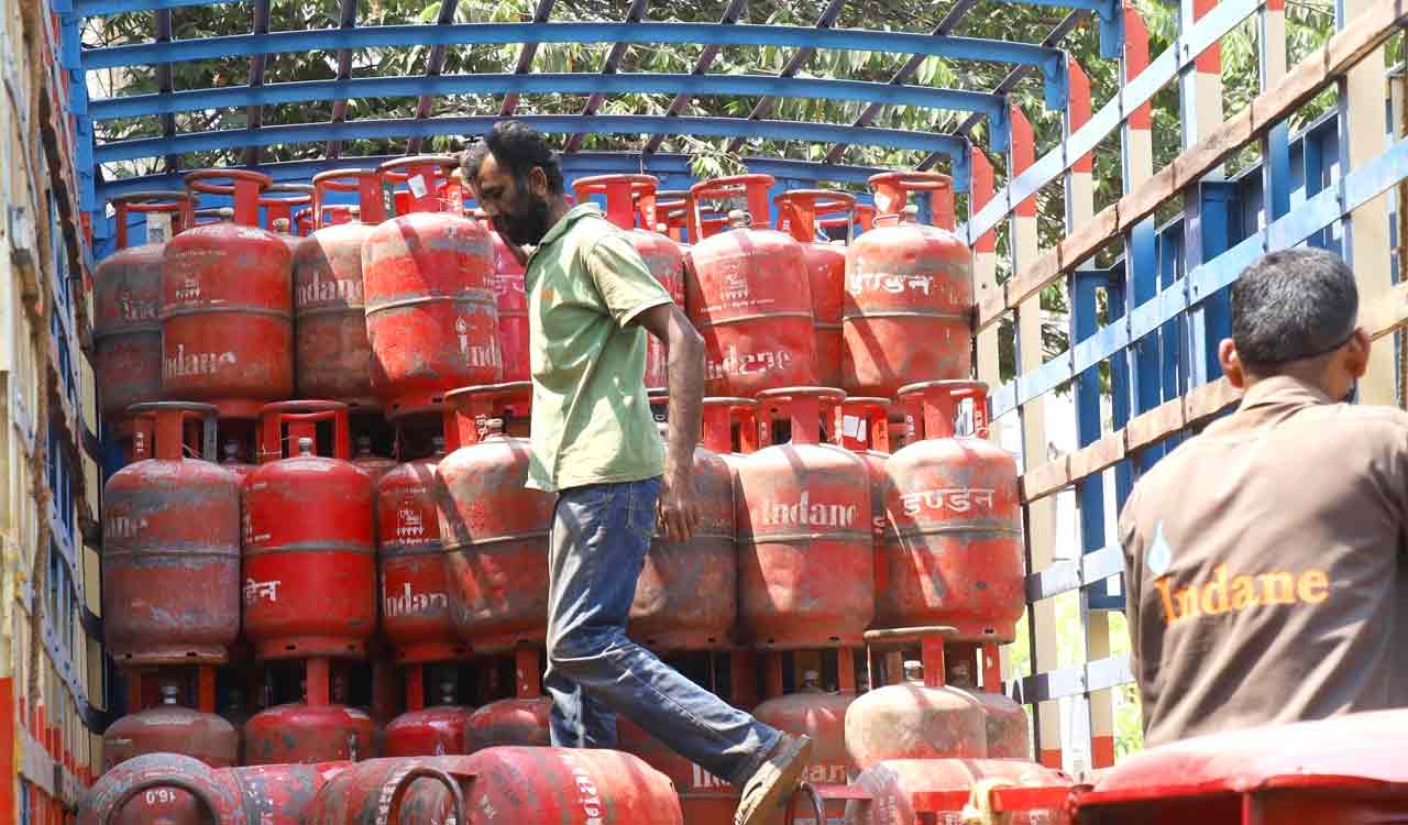 Panic LPG bookings delay cylinder deliveries in Telangana
