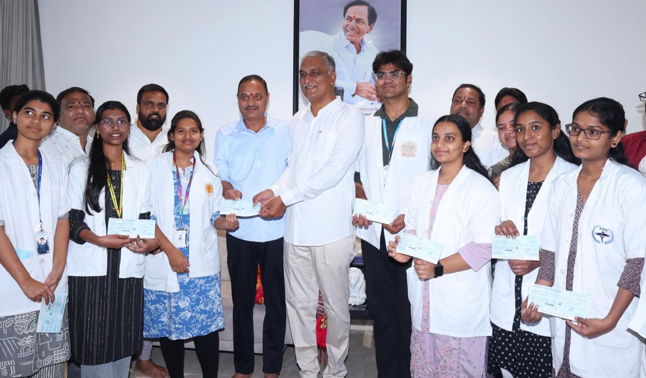 Harish Rao distributes cheques to aid MBBS students