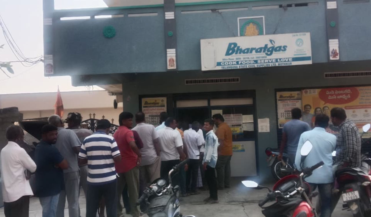LPG gas outlet in Mothkur faces supply disruption, consumers protest