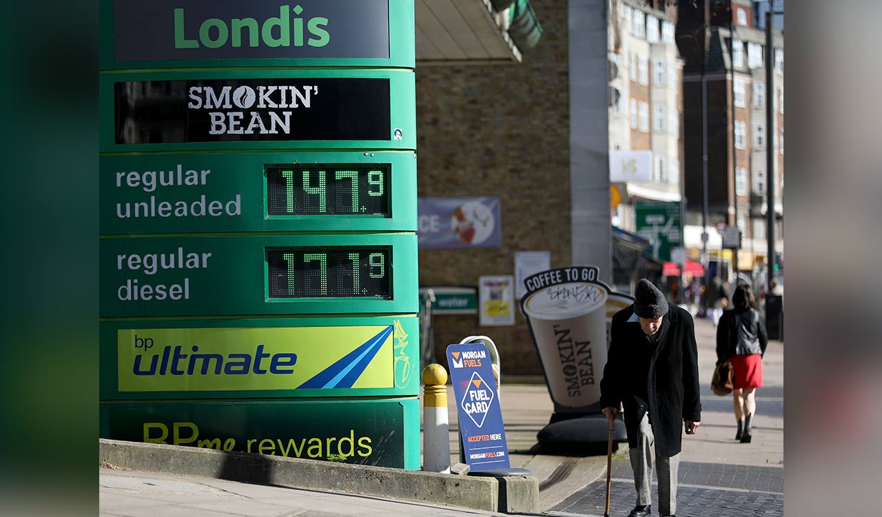 Global oil prices fall up to 3 pc as US signals easing of Iran crude sanctions