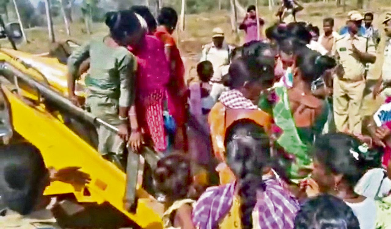 Podu farmers clash with forest officials in minister Seethakka’s Mulugu district