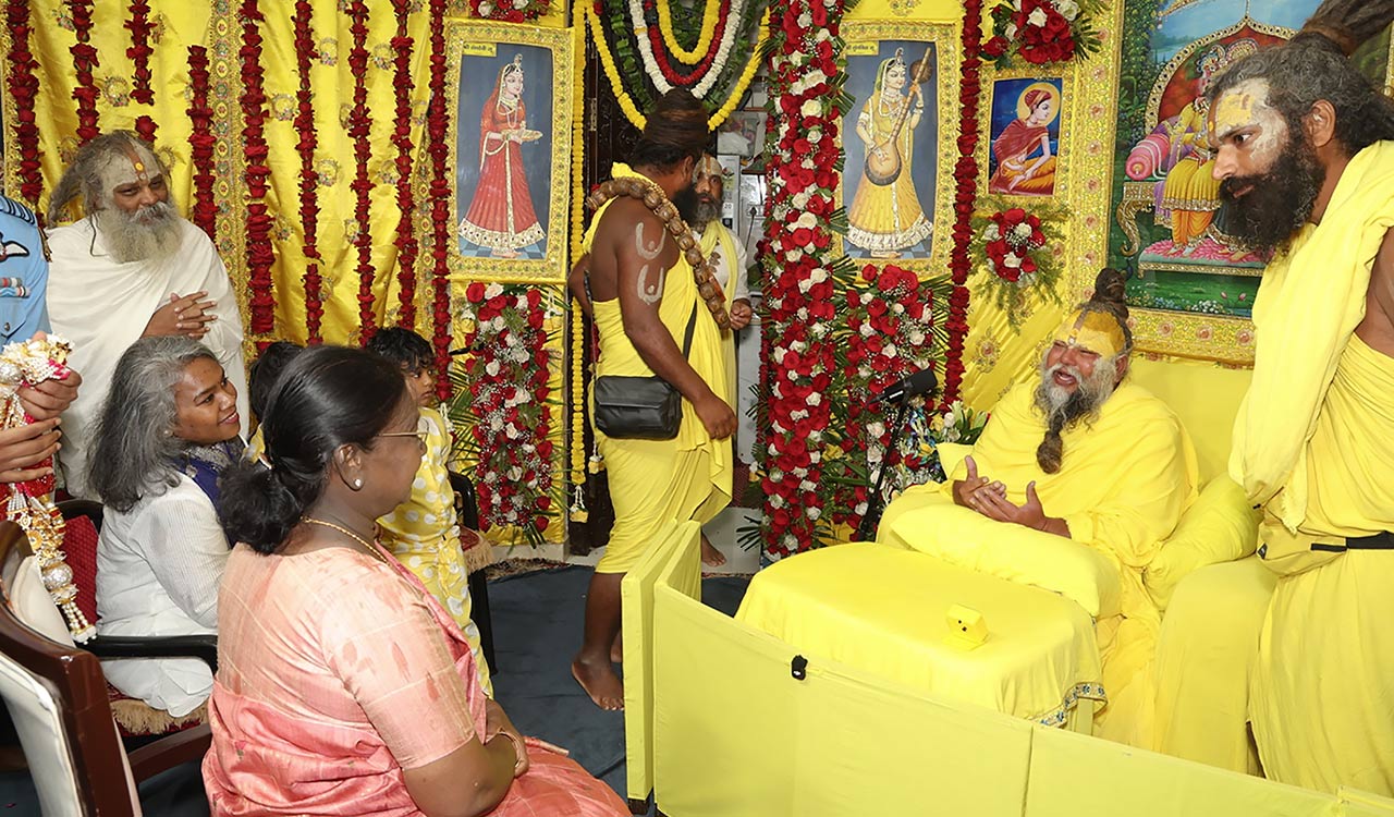 President Murmu on 3-day visit to UP meets Premanand ji Maharaj in Mathura