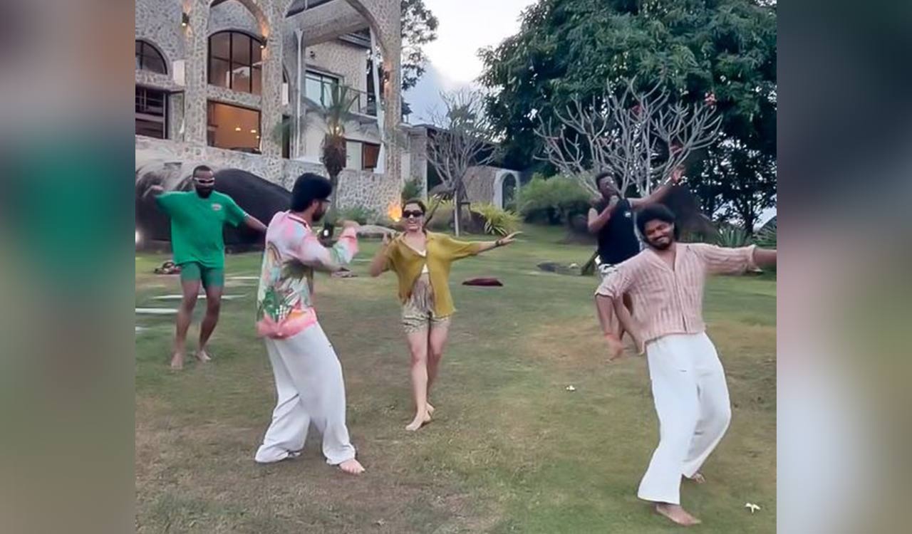 Vijay Deverakonda and Rashmika Mandanna dance with friends in viral video
