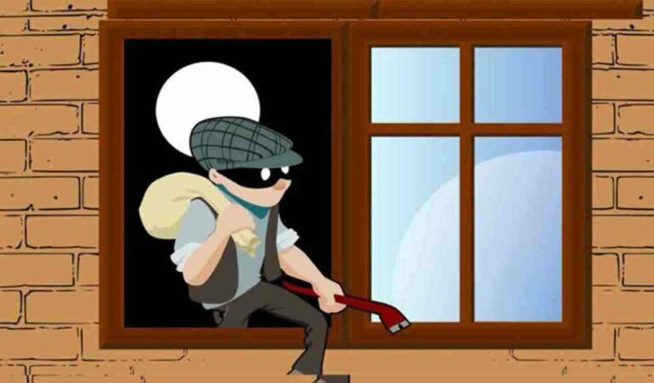 Burglars decamp with gold, silver, and cash from Moinabad house