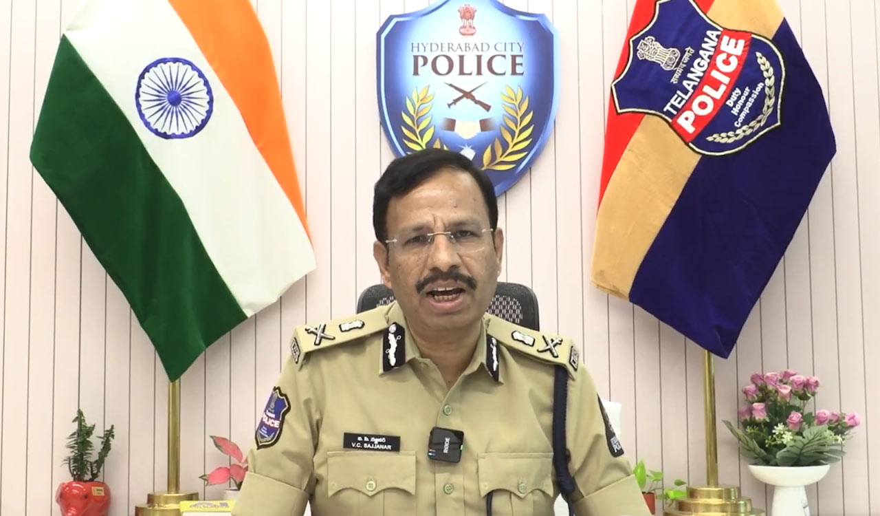 Hyderabad police commissioner pays tribute to former DGP H J Dora