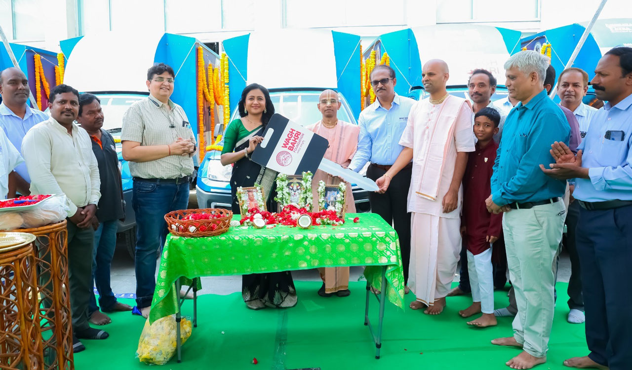 Wagh Bakri Foundation flags off meal delivery vehicles for Akshaya Patra