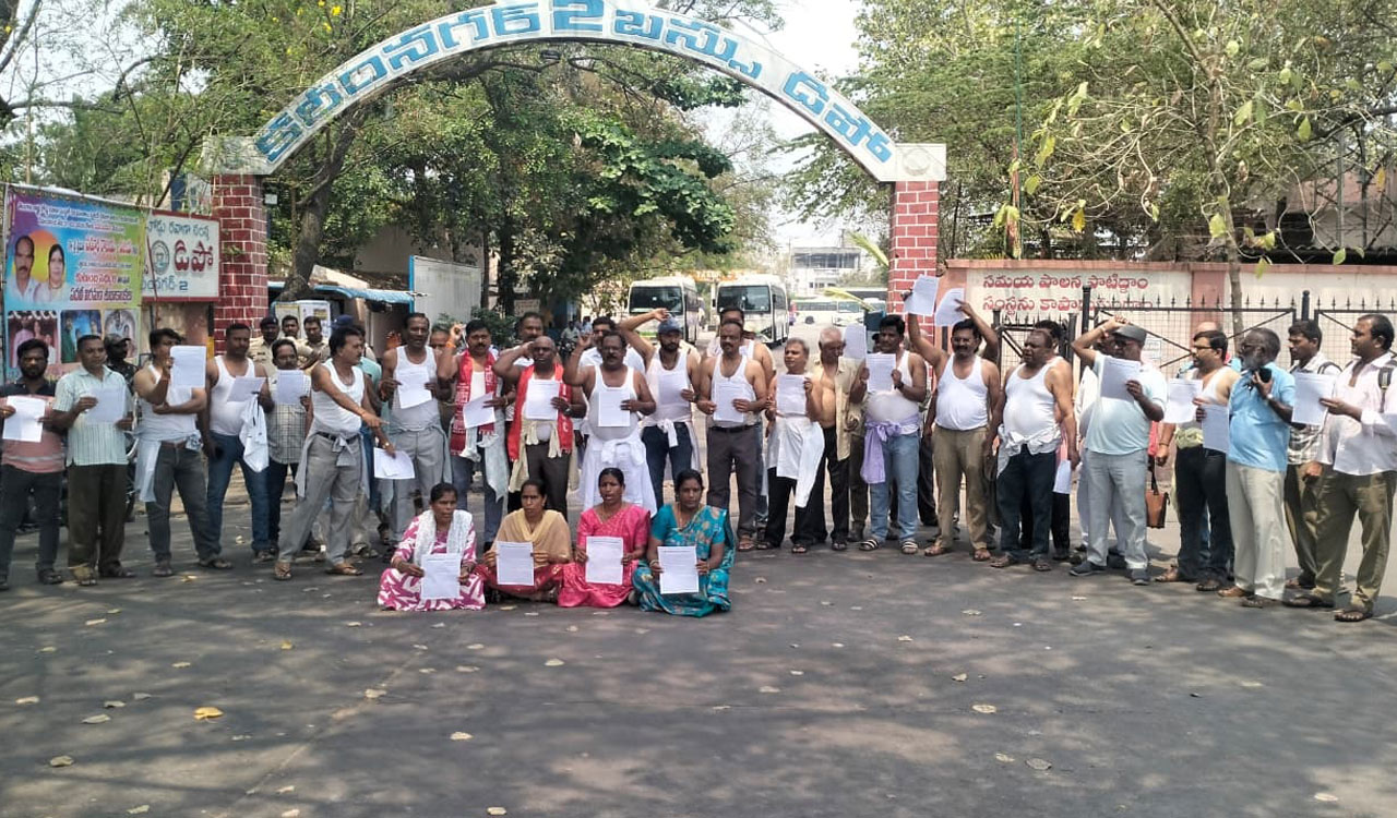 TGSRTC employees JAC staged protest in Karimnagar