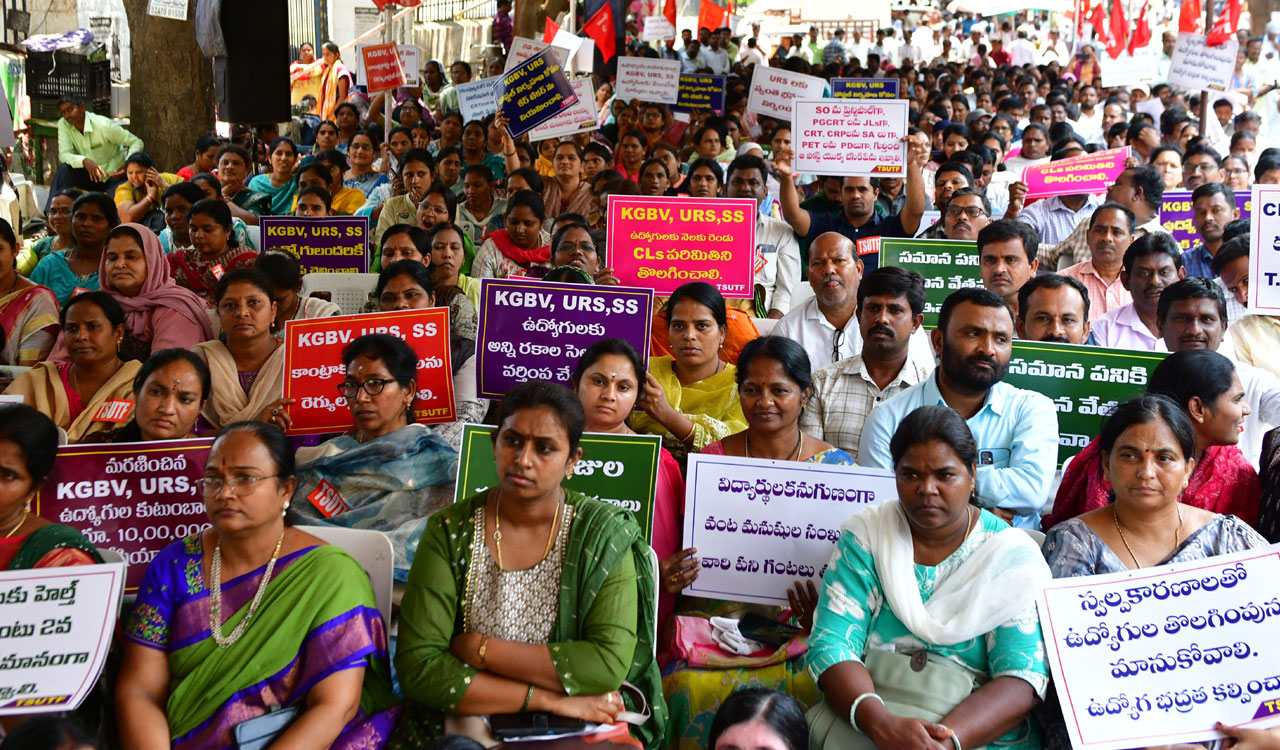 Teachers’ federation holds protest at Dharna Chowk