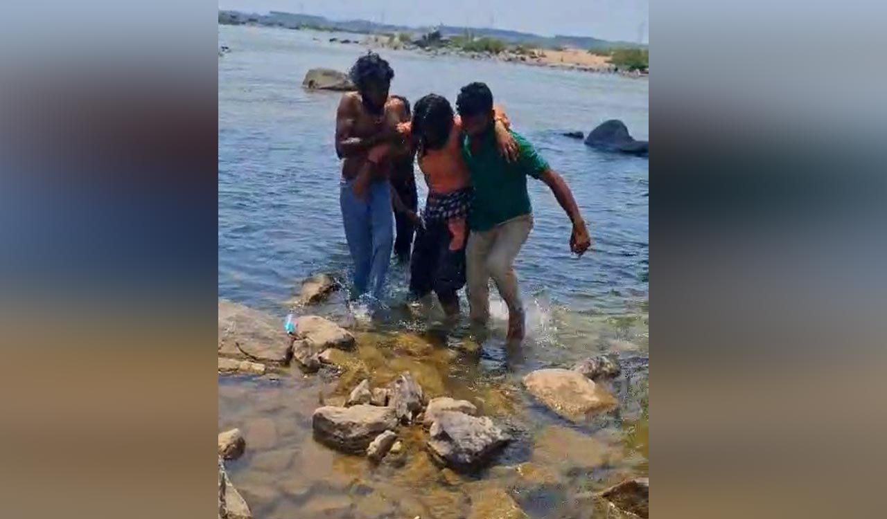 Woman, child jump into Godavari from Bhadrachalam bridge; rescued by locals