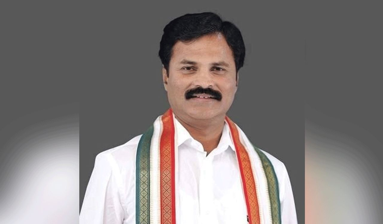 Ruckus at Prajapalana programme as BRS sarpanches confront Congress MLA