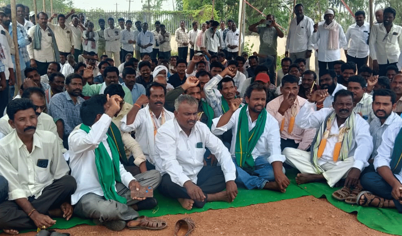 Maize farmers in Khammam in distress as Markfed yet to open procurement centres