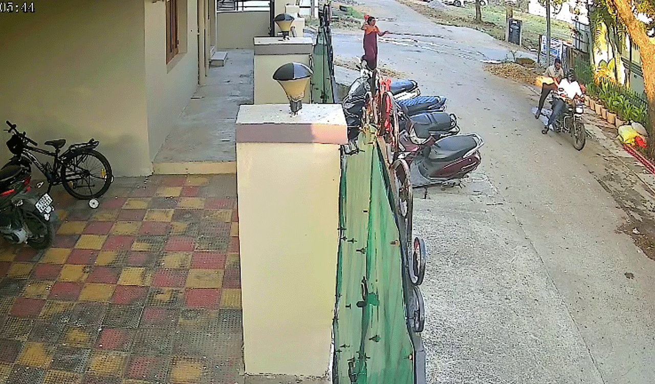 Chain snatching incident in Hanamkonda, video goes viral