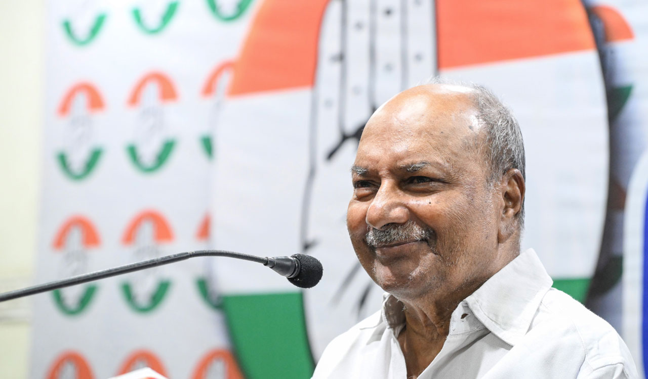 A K Antony intervenes to stop K Sudhakaran from quitting Congress