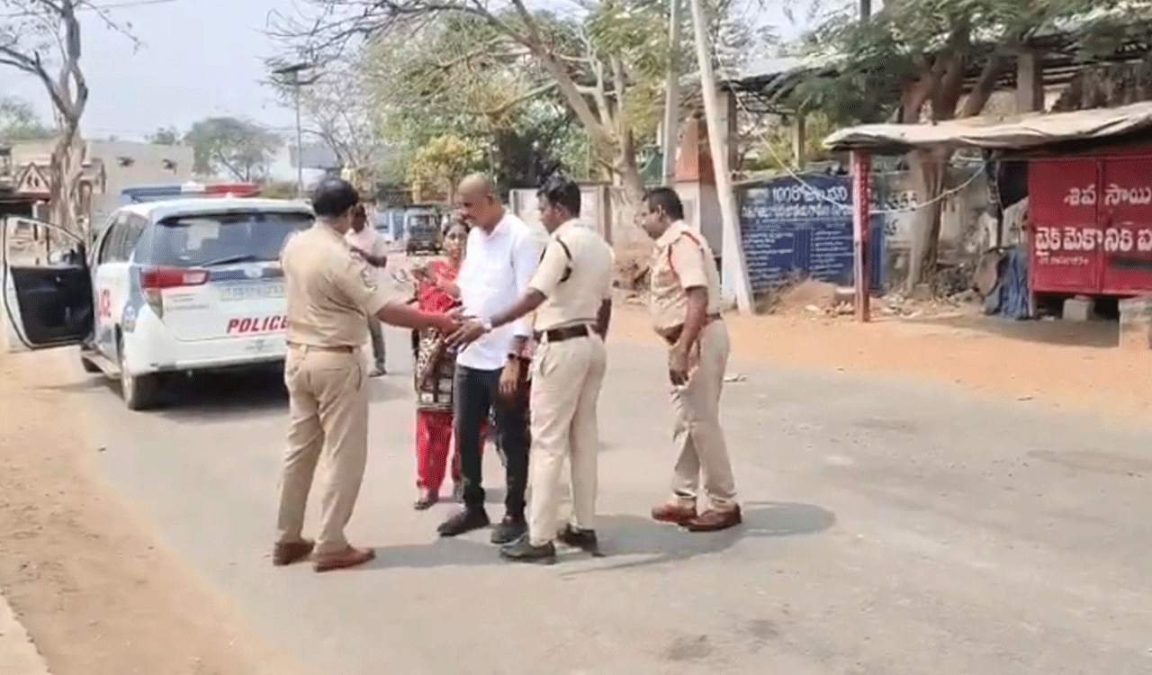 Allegations of corruption against SI creates stir in Mahabubabad