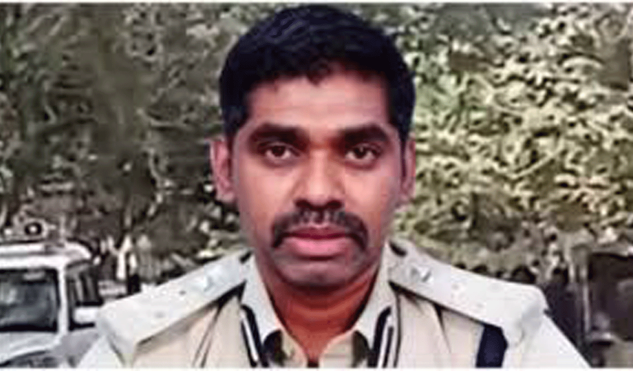 Bihar IPS officer appears before AP police in Raghu Ramakrishna Raju torture case